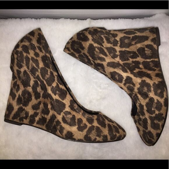 Vera Wang cheetah Wedges  - Picture 1 of 6